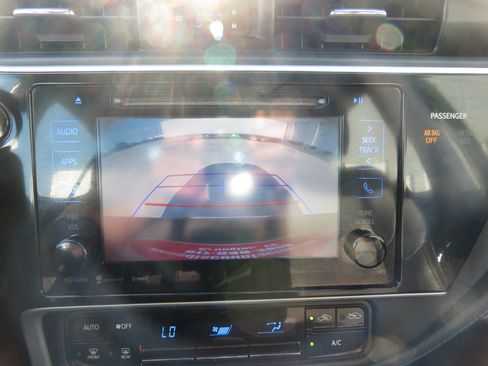 Used 2017 Toyota Corolla SE w/ SE Premium Package FWD image 27