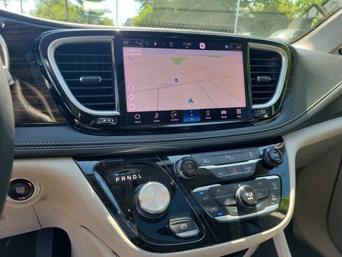 Used 2023 Chrysler Pacifica Limited FWD image 29