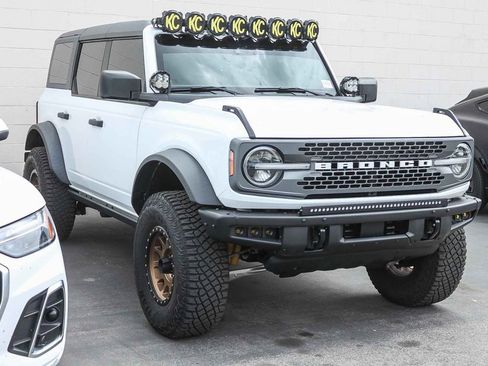 Used 2023 Ford Bronco Badlands w/ Sasquatch Package AWD/4WD image 3