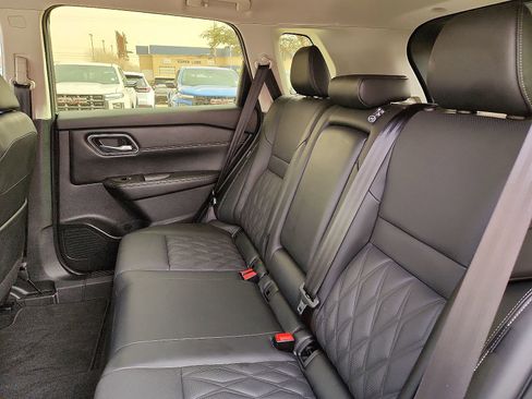 Used 2024 Nissan Rogue Platinum image 11