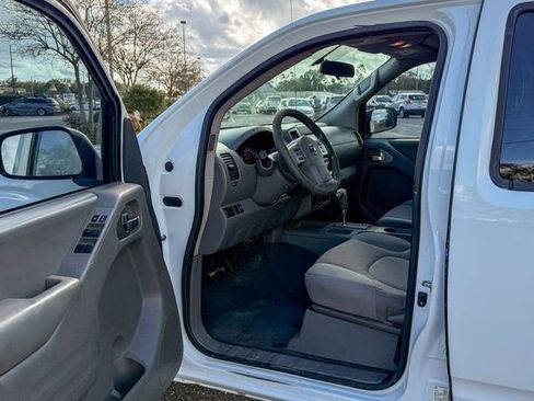 Used 2019 Nissan Frontier SV image 11