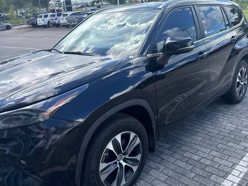 Used 2023 Toyota Highlander XLE FWD image 3