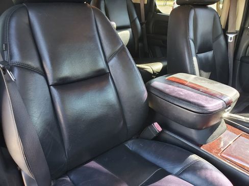 Used 2011 Cadillac Escalade 2WD image 37