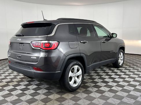 Used 2017 Jeep Compass Latitude w/ Popular Equipment Group AWD/4WD image 5