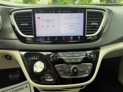 Used 2024 Chrysler Pacifica Touring-L FWD image 14