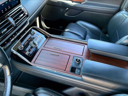 Used 2024 Lincoln Navigator Premiere image 18