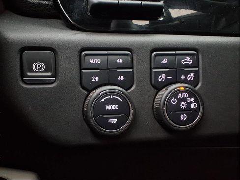 Used 2023 Chevrolet Silverado 1500 ZR2 w/ Technology Package image 19