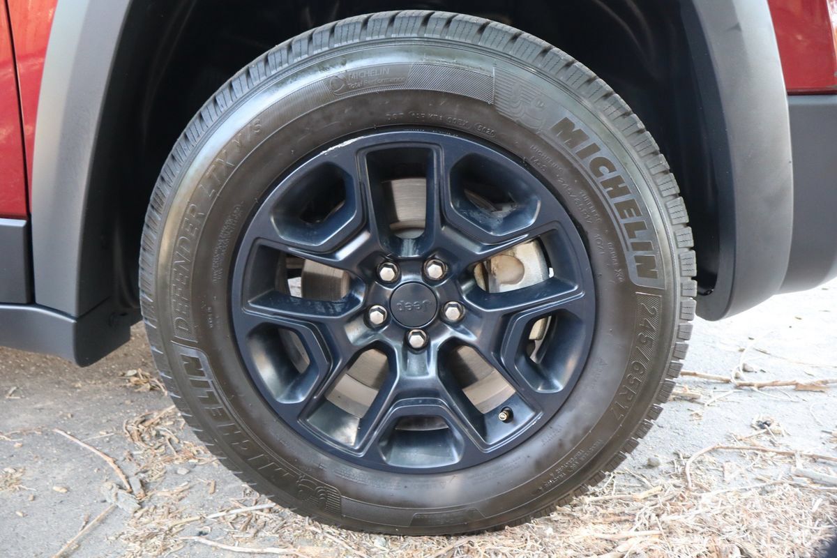 Used 2020 Jeep Cherokee Trailhawk w/ Comfort/Convenience Group AWD/4WD image 45