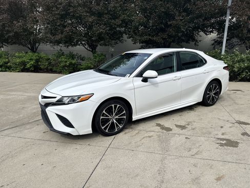 Used 2020 Toyota Camry SE FWD image 3