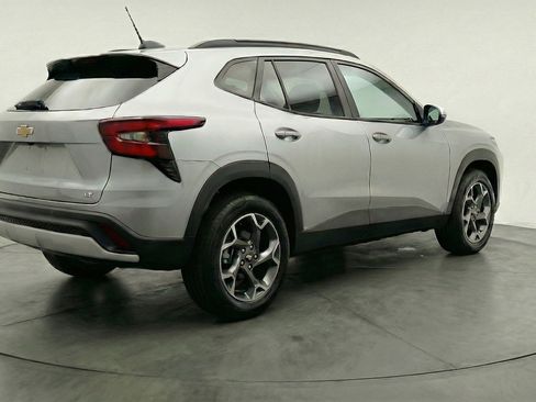 Used 2025 Chevrolet Trax LT w/ LT Convenience Package image 9