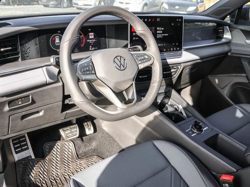 New 2025 Volkswagen Tiguan SE R-Line image 3