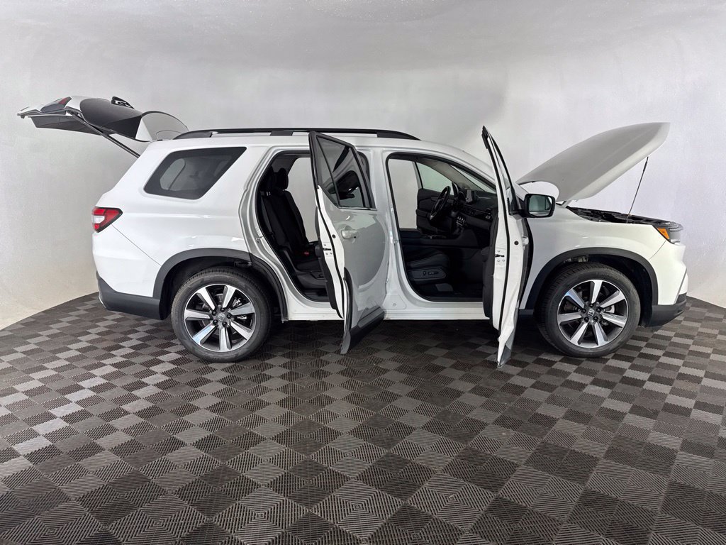 Certified 2025 Honda Pilot Touring image 21