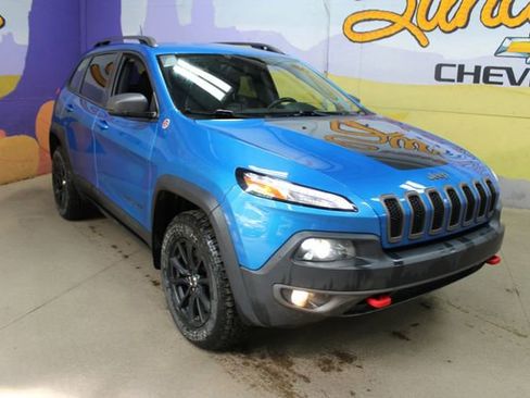 Used 2017 Jeep Cherokee Trailhawk AWD/4WD image 4