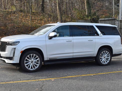 Used 2023 Cadillac Escalade ESV Luxury image 2