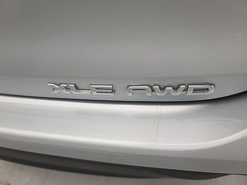 Used 2023 Toyota Highlander XLE AWD/4WD image 10