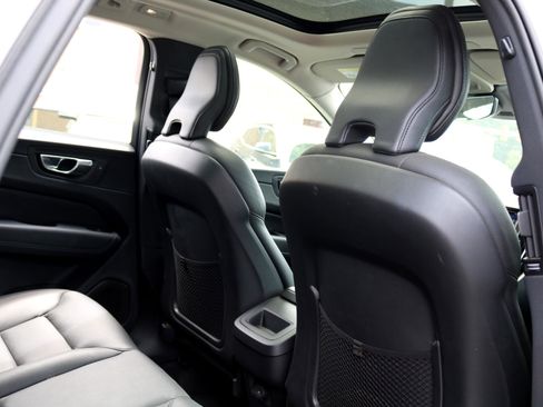 Used 2022 Volvo XC60 B5 Momentum image 24