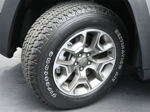 Used 2022 Jeep Cherokee Trailhawk image 19