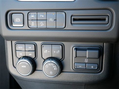 Used 2024 Chevrolet Suburban Premier image 19