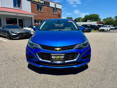 Used 2017 Chevrolet Cruze LT w/ Convenience Package FWD image 2