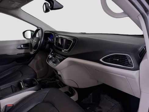 Used 2020 Chrysler Pacifica Touring-L FWD image 29
