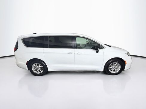 Used 2024 Chrysler Pacifica Touring-L FWD image 10
