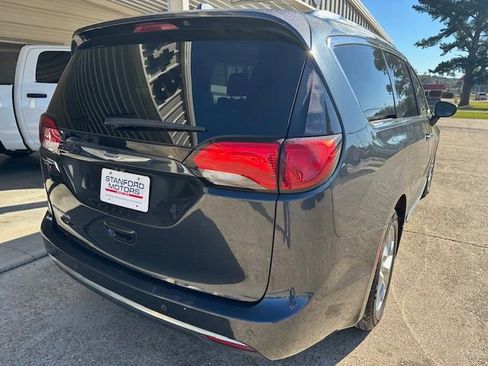 Used 2020 Chrysler Pacifica Touring-L w/ Tire & Wheel Group image 5