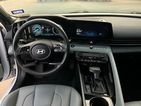 Used 2025 Hyundai Elantra Limited image 13