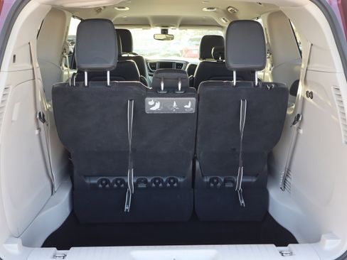 Used 2019 Chrysler Pacifica Touring-L image 28