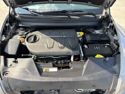 Used 2018 Jeep Cherokee Latitude Plus FWD image 10