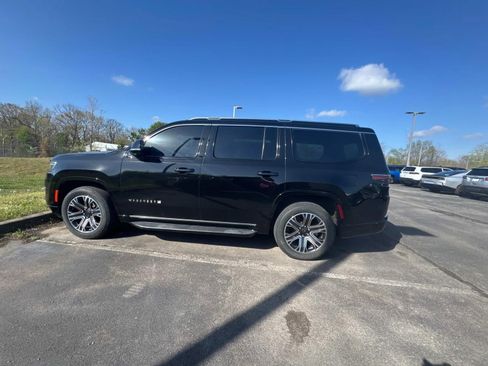 Used 2023 Jeep Wagoneer 4WD w/ Premium Group I image 7