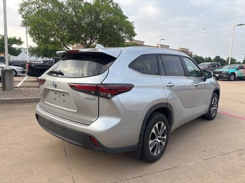Used 2024 Toyota Highlander XLE AWD/4WD image 5