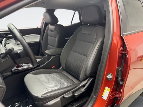 Used 2024 Chevrolet Trax LT w/ Driver Confidence Package FWD image 11