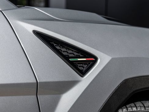 Used 2024 Lamborghini Urus Performante AWD/4WD image 16