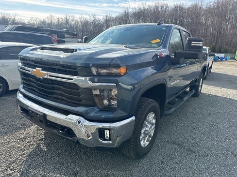 Used 2025 Chevrolet Silverado 2500 LT image 3