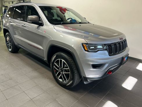 Used 2021 Jeep Grand Cherokee Trailhawk w/ Premium Lighting Group AWD/4WD image 2