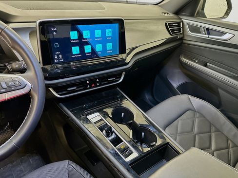 Used 2025 Volkswagen Atlas Cross Sport SE image 26