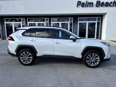 Used 2021 Toyota RAV4 XLE Premium image 6