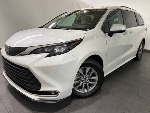 Used 2024 Toyota Sienna XLE FWD image 1