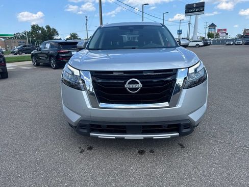 Used 2025 Nissan Pathfinder SL AWD/4WD image 8