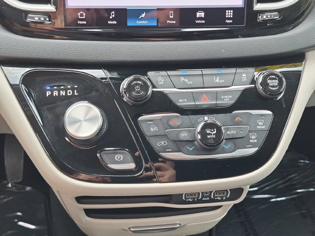 Used 2024 Chrysler Pacifica Touring-L FWD image 20