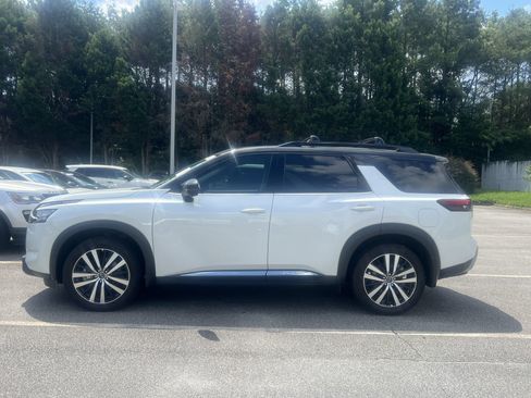 Certified 2025 Nissan Pathfinder Platinum FWD image 2