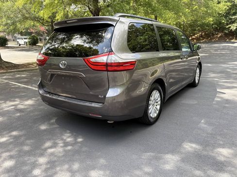 Used 2016 Toyota Sienna XLE FWD image 3