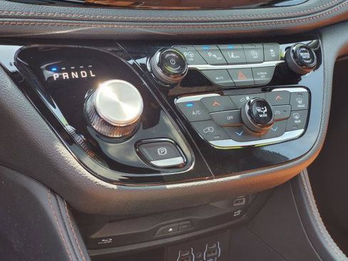 Used 2025 Chrysler Pacifica Pinnacle FWD image 19