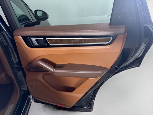 Used 2023 Porsche Cayenne image 27