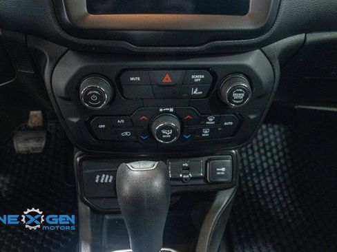 Used 2022 Jeep Renegade Latitude w/ Convenience Group image 19