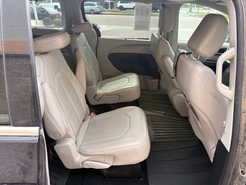 Used 2021 Chrysler Pacifica Touring-L AWD/4WD image 27