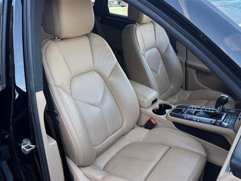 Used 2020 Porsche Macan w/ Premium Package Plus image 11