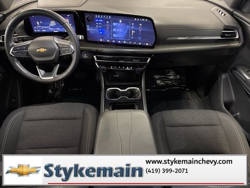 Used 2024 Chevrolet Traverse LT image 3