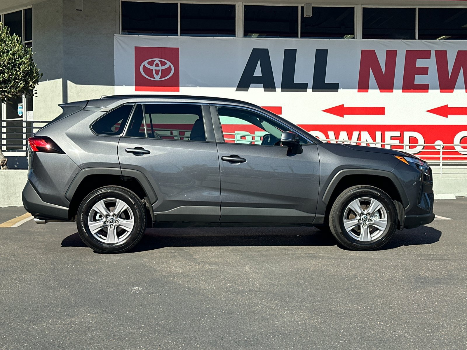 Used 2025 Toyota RAV4 XLE FWD image 6