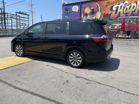 Used 2020 Toyota Sienna LE AWD/4WD image 3